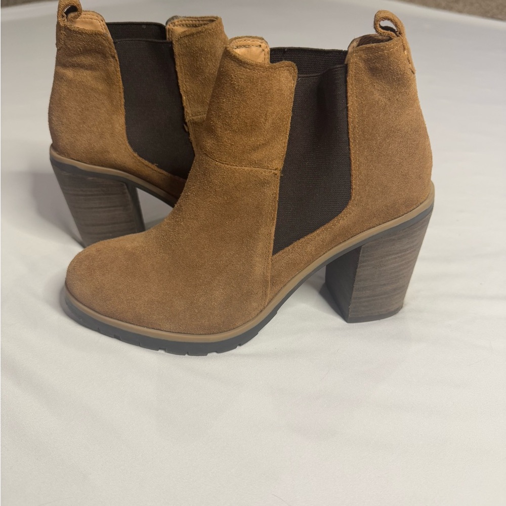 Crevo Alicia Suede Lug Sole Chelsea Boot Bootie Tan Size 7.5